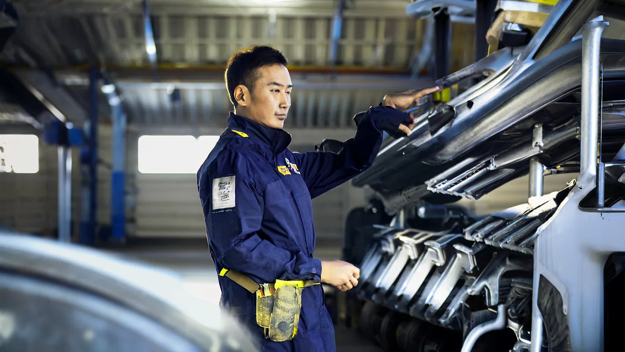 Automotive Assembly Workwear Needs Oil Resistance Without Sacrificing Mobility